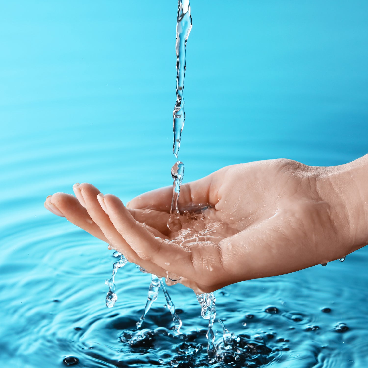 Hände die Wasser berühren, als Symbol für die nachhaltigen Ecco Clean Waschmittel.